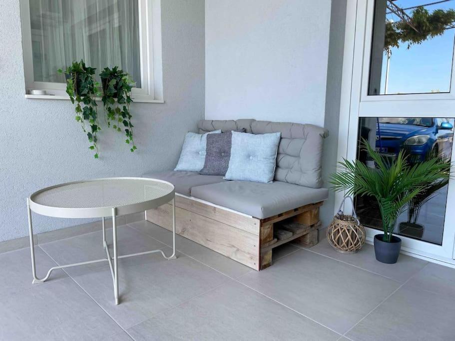 Cozy Overlooking Downtown Makarska